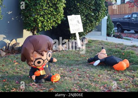 11-1-2022: Burlingame, California: Decorazioni di Halloween sulle strade Foto Stock