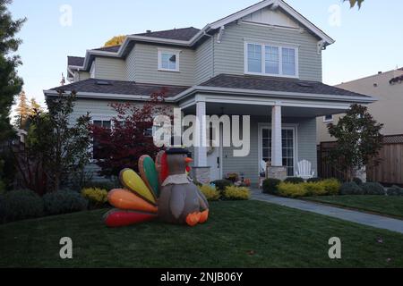 11-1-2022: Burlingame, California: Decorazioni di Halloween sulle strade Foto Stock