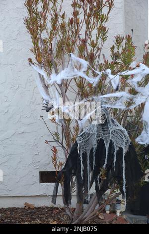 11-1-2022: Burlingame, California: Decorazioni di Halloween sulle strade Foto Stock