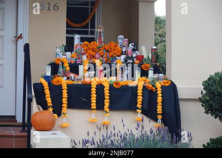 11-1-2022: Burlingame, California: Decorazioni di Halloween sulle strade Foto Stock