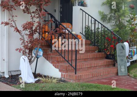 11-1-2022: Burlingame, California: Decorazioni di Halloween sulle strade Foto Stock