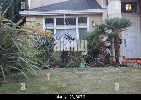 11-1-2022: Burlingame, California: Decorazioni di Halloween sulle strade Foto Stock
