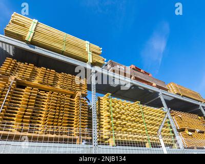 Scaffalature esterne di legname tagliato per la costruzione di forniture al negozio Bricomarche - Chatellerault, Vienne (86), Francia. Foto Stock