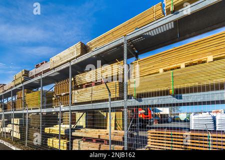 Scaffalature esterne di legname tagliato per la costruzione di forniture al negozio Bricomarche - Chatellerault, Vienne (86), Francia. Foto Stock