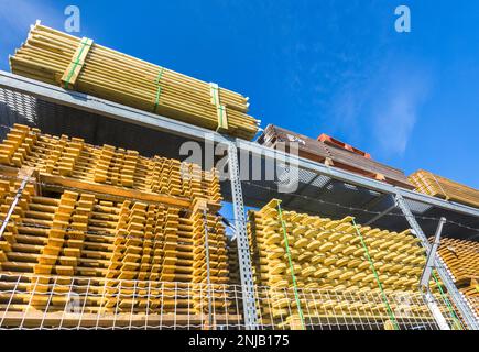 Scaffalature esterne di legname tagliato per la costruzione di forniture al negozio Bricomarche - Chatellerault, Vienne (86), Francia. Foto Stock