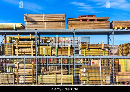 Scaffalature esterne di legname tagliato per la costruzione di forniture al negozio Bricomarche - Chatellerault, Vienne (86), Francia. Foto Stock