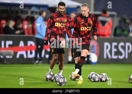 Lipsia, Germania. 22nd Feb, 2023. Calcio: Champions League, RB Leipzig - Manchester City, knockout round, round del 16, prima tappa alla Red Bull Arena, Erling Haaland (r) di Manchester City si scalda prima della partita. Il Riyad Mahrez di Manchester City è sulla sinistra. Credit: Hendrik Schmidt/dpa/Alamy Live News Foto Stock