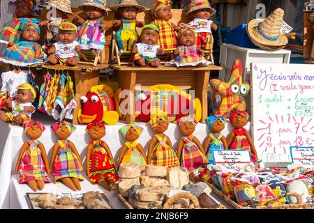 Bambole souvenir in vendita sul molo, Fort-de-France, Martinica, piccole Antille, Caraibi Foto Stock