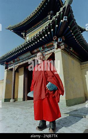 L'abate buddista Khenpo Choijamts si trova fuori dal monastero di Gandan Tegchinlen, conosciuto anche come monastero di Gandan, 1990 a Ulaanbaatar, Mongolia. Fondato nel 1727, il monastero subì il dominio comunista e fu recentemente autorizzato a tornare al culto. Foto Stock