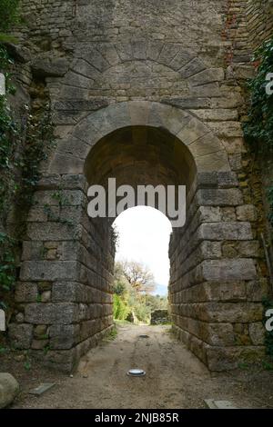 Una porta d'ingresso nell'antica città greco-romana di Velia, in provincia di Salerno, in Campania. Foto Stock