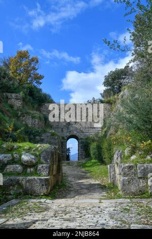 Una porta d'ingresso nell'antica città greco-romana di Velia, in provincia di Salerno, in Campania. Foto Stock