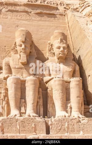 Una vista delle statue, Grande Tempio di Ramses II, Abu Simbel, Egitto. Foto Stock