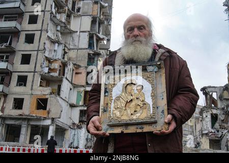 DNIPRO, UCRAINA - 22 FEBBRAIO 2023 - Un uomo detiene un'icona che è stato trovato intatto sotto le macerie dell'edificio residenziale che è stato colpito da un Russi Foto Stock