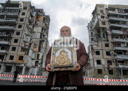 DNIPRO, UCRAINA - 22 FEBBRAIO 2023 - Un uomo detiene un'icona che è stato trovato intatto sotto le macerie dell'edificio residenziale che è stato colpito da un Russi Foto Stock