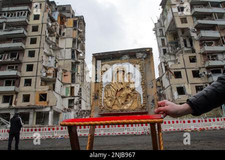 DNIPRO, UCRAINA - 22 FEBBRAIO 2023 - un'icona che è stata trovata non danneggiata sotto le macerie dell'edificio residenziale che è stato colpito dal missile russo Foto Stock