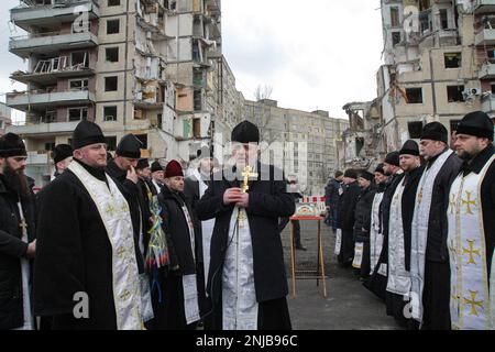 DNIPRO, UCRAINA - 22 FEBBRAIO 2023 - i sacerdoti conducono il servizio commemorativo organizzato 40 giorni dopo che l'edificio residenziale è stato colpito dal MIS russo Foto Stock