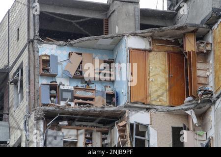 DNIPRO, UCRAINA - 22 FEBBRAIO 2023 - l'interno degli appartamenti è visto presso l'edificio residenziale che è stato colpito da un missile russo il 14 gennaio, Foto Stock