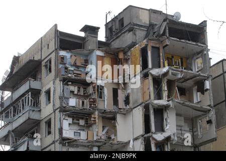 DNIPRO, UCRAINA - 22 FEBBRAIO 2023 - l'interno degli appartamenti è visto presso l'edificio residenziale che è stato colpito da un missile russo il 14 gennaio, Foto Stock