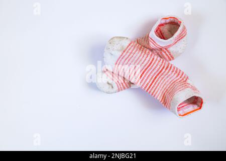 calzini da donna a righe bianche sporche su sfondo bianco Foto Stock