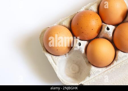 uovo di gallina crudo su uno sfondo colorato primo piano Foto Stock