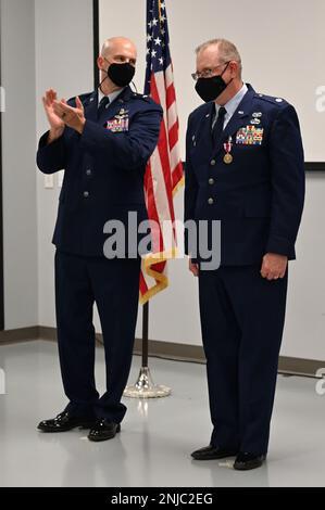 STATI UNITI Air Force Brig. Il generale Dean Sniegowski si aggancia al Lt. Col. Darryl McLean, ex comandante dello Squadrone del Porto aereo del 72nd, durante la sua cerimonia di ritiro, il 6 agosto 2022. In qualità di civile, McLean lavora insieme a Sniegowski come il controllore dell'aeronautica militare 10th sulla base della Joint Reserve base di Fort Worth, Texas. Foto Stock