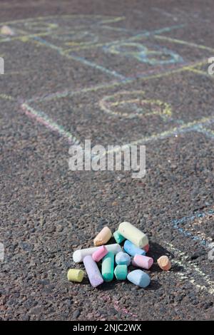 Gioco di hopscotch parco giochi disegnato con gesso colorato per bambini sul marciapiede. Foto Stock