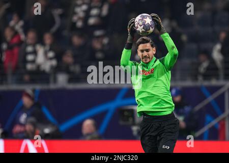 FRANCOFORTE, GERMANIA - 21 FEBBRAIO: Alex Meret della SSC Napoli si scalda prima della UEFA Champions League Round di 16 tappa una partita tra Eintracht Francoforte e SSC Napoli allo Stadion di Francoforte il 21 febbraio 2023 a Francoforte, Germania (Foto di René Nijhuis/Orange Pictures) Foto Stock