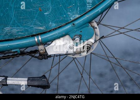 Gothenburg, Svezia - novembre 13 2022: Back hub un sistema frenante di una bicicletta Foto Stock