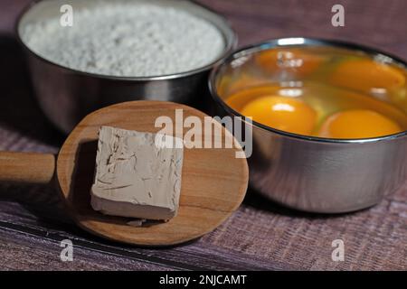 Cuocere il lievito con le uova e la farina Foto Stock
