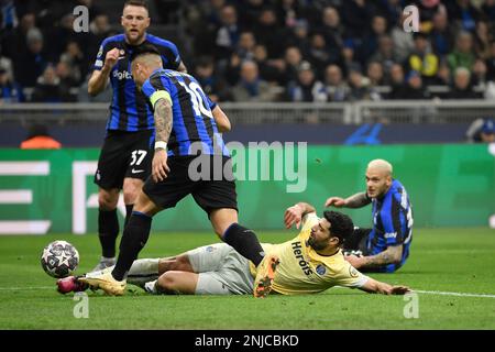 Milano, Italia. 22nd Feb, 2023. Lautaro Martinez del FC Internazionale, Mehdi Taremi del FC Porto e Milan Skriniar del FC Internazionale durante la partita di calcio della Champions League tra FC Internazionale e FC Porto allo stadio San Siro di Milano, 22th febbraio 2023. Foto Andrea Staccioli/Insidefoto Credit: Insidefoto di andrea staccioli/Alamy Live News Foto Stock