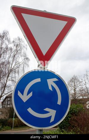 Due segnali stradali europei danno strada e rotonda Foto Stock