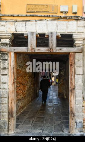 Ingresso al Vecchio Ghetto nel sestiere di Cannaregio, Calle Ghetto Vecchio, Venezia, Veneto, Italia Foto Stock