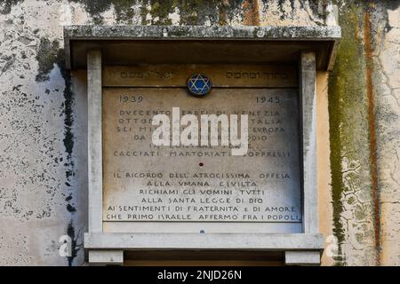 Shoah Memorial sulle mura della Sinagoga spagnola nel Vecchio Ghetto veneziano, Campiello delle Scuole, Cannaregio sestiere, Venezia, Veneto, Italia Foto Stock