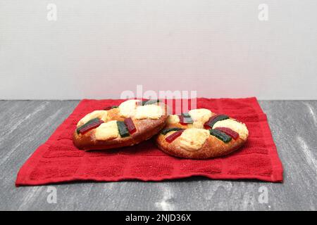 Il roscoon o rosca de reyes o torta del re, un dolce di Natale mordente decorato con frutta candita colorata cristallizzata Foto Stock