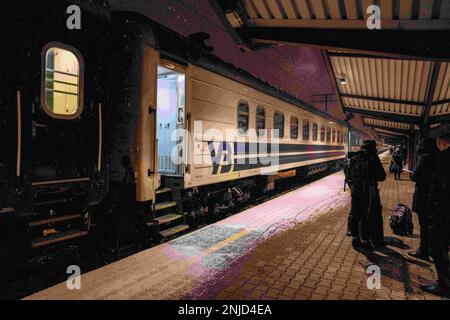 3 febbraio 2023, Przemy?l, Polonia: I passeggeri aspettano di salire a bordo di un treno ferroviario ucraino in partenza da Przemy?l (Polonia) per Kyiv (Ucraina). Le ferrovie ucraine hanno continuato a funzionare durante la guerra Russia-Ucraina, evacuando milioni di passeggeri. Le ferrovie ucraine hanno continuato a funzionare durante la guerra Russia-Ucraina, evacuando milioni di passeggeri. (Credit Image: © Laurel Chor/SOPA Images via ZUMA Press Wire) SOLO PER USO EDITORIALE! Non per USO commerciale! Foto Stock