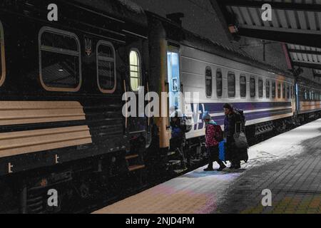 3 febbraio 2023, Przemy?l, Polonia: I passeggeri saliscono a bordo di un treno ferroviario ucraino in partenza da Przemy?l (Polonia) a Kyiv (Ucraina). Le ferrovie ucraine hanno continuato a funzionare durante la guerra Russia-Ucraina, evacuando milioni di passeggeri. Le ferrovie ucraine hanno continuato a funzionare durante la guerra Russia-Ucraina, evacuando milioni di passeggeri. (Credit Image: © Laurel Chor/SOPA Images via ZUMA Press Wire) SOLO PER USO EDITORIALE! Non per USO commerciale! Foto Stock
