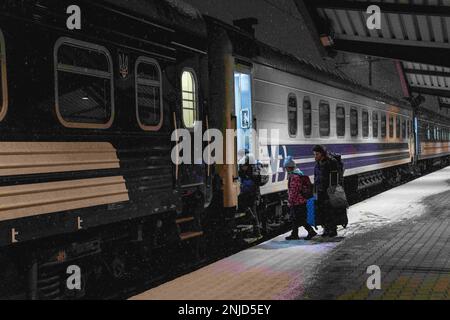 3 febbraio 2023, Przemy?l, Polonia: I passeggeri saliscono a bordo di un treno ferroviario ucraino in partenza da Przemy?l (Polonia) a Kyiv (Ucraina). Le ferrovie ucraine hanno continuato a funzionare durante la guerra Russia-Ucraina, evacuando milioni di passeggeri. Le ferrovie ucraine hanno continuato a funzionare durante la guerra Russia-Ucraina, evacuando milioni di passeggeri. (Credit Image: © Laurel Chor/SOPA Images via ZUMA Press Wire) SOLO PER USO EDITORIALE! Non per USO commerciale! Foto Stock
