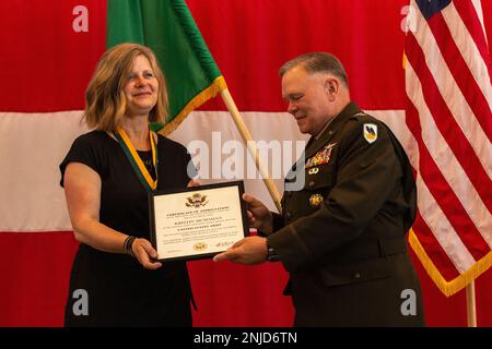 STATI UNITI McMahan si ritira dal Washington Army National Gaurd dopo 31 anni di servizio a Camp Murray, Washington, 6 agosto 2022. McMahan era l'ex comandante del battaglione del 1st, del reggimento della fanteria del 161st, del comando della truppa del 96th e della Homeland Response Force del 10th. Foto Stock