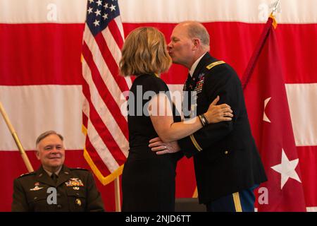 STATI UNITI McMahan si ritira dal Washington Army National Gaurd dopo 31 anni di servizio a Camp Murray, Washington, 6 agosto 2022. McMahan era l'ex comandante del battaglione del 1st, del reggimento della fanteria del 161st, del comando della truppa del 96th e della Homeland Response Force del 10th. Foto Stock