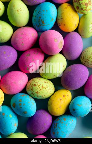 Immagine di uova di pasqua multicolore su sfondo blu Foto Stock