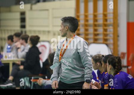 Gijon, Spagna, 22nd febbraio, 2023: L'allenatore di Motive.co Gijon, Cristina Cabeza durante il 16th° giorno della Lega Iberdrola 2022-23 tra Motive.co Gijon e Super Amara Bera Bera con sconfitta della gente del posto entro le 23:35 del 22 febbraio 2023, presso il Padiglione dello Sport la Arena di Gijon, Spagna. Credit: Alberto Brevers / Alamy Live News Foto Stock