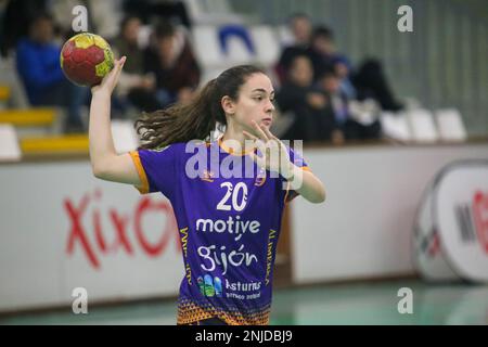 Gijon, Spagna, 22nd febbraio 2023: Motive.co Gijon giocatore, Lucia Laguna (20) con la palla durante il 16th ° giorno della Lega Iberdrola 2022-23 tra Motive.co Gijon e Super Amara Bera Bera con sconfitta della gente del posto entro le 23-35 del 22 febbraio 2023, presso la Arena Sports Pavilion a Gijon, Spagna. Credit: Alberto Brevers / Alamy Live News Foto Stock