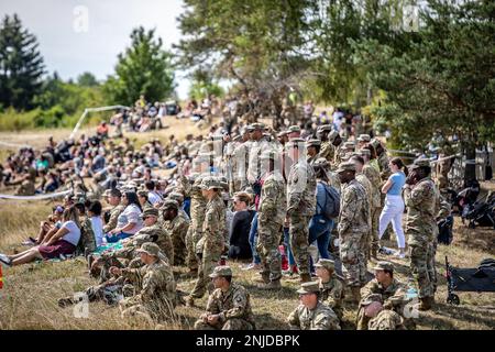 Soldati e membri della famiglia assegnati al 1st Battaglione, 3rd reggimento dell'aviazione (ricostruzione dell'attacco), 12th Brigata dell'aviazione di combattimento, guarda il Battaglione Viper mostrare le sue capacità durante l'evento Viper Battaglione Family Day presso Grafenwoehr Training Area, Germania, 6 agosto 2022. Foto Stock