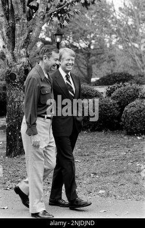 Jimmy carter arriva nella casa dell'ex senatore americano Herman Talmadge - Talmadge Farms - a Lovejoy, Georgia, per un incontro dei leader dei partiti democratici. Foto Stock
