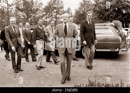 L'ex vicepresidente Hubert Humphrey, il senatore Edmund Muskie e altri democratici arrivano a casa dell'ex senatore americano Herman Talmadge - Talmadge Farms - a Lovejoy, Georgia, per un incontro dei leader dei partiti democratici. Foto Stock