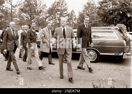 L'ex vicepresidente Hubert Humphrey, il senatore Edmund Muskie e altri democratici arrivano a casa dell'ex senatore americano Herman Talmadge - Talmadge Farms - a Lovejoy, Georgia, per un incontro dei leader dei partiti democratici. Foto Stock