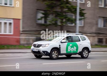 OSTRAVA, REPUBBLICA CECA - 22 FEBBRAIO 2023: Renault Dacia Duster della società di consegna bulloni con effetto sfocatura movimento Foto Stock