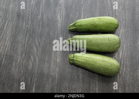 Zucche di verdure verdi fresche e appena raccolte pronte come ingredienti per la cottura Foto Stock