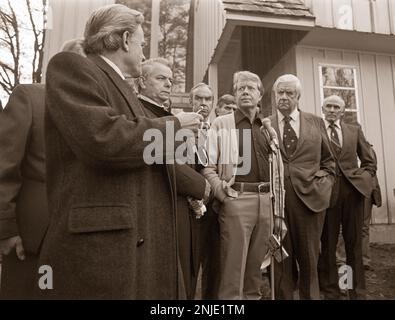 Il Presidente eletto Jimmy carter accoglie con favore la leadership del Partito democratico, tra cui Jim Wright, Tip o'neill, VP Huberyt Humphrey e altri al suo ritiro - The Pond House in Plains, GA. Foto Stock