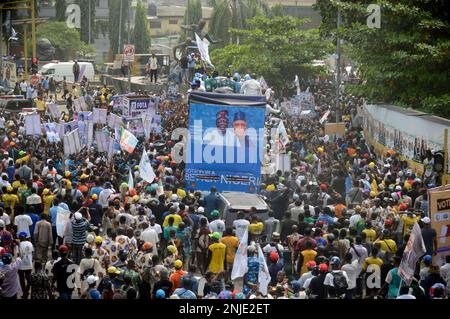 Lagos, Nigeria 21 febbraio 2023 folla di sostenitori del partito come Asiwaju Bola Ahmed Tinubu, candidato presidenziale, All Progressives Congress (APC) per le elezioni del 2023 tiene il gran finale della sua campagna allo Stadio Teslim Balogun di Surulere, Lagos, martedì 21 febbraio 2023. Foto di Adekunle Ajayi Foto Stock